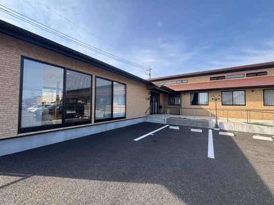 現代的な建物の外観