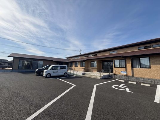 駐車場付きの建物外観