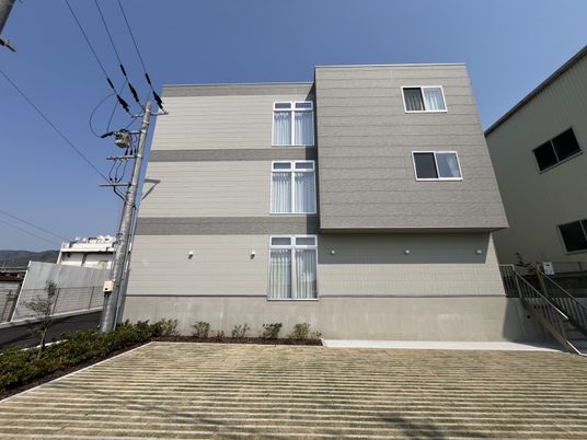 シンプルな外観の施設