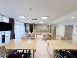 自然光が差し込む広間