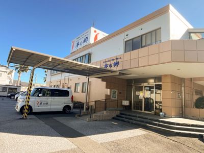 車がある建物外観