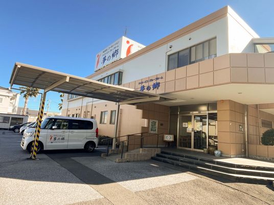 車がある建物外観