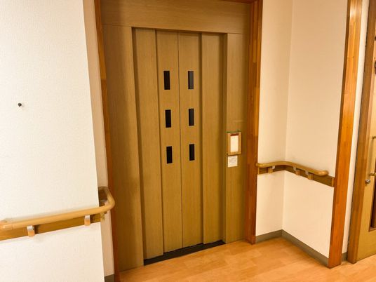 落ち着いた色合いの廊下