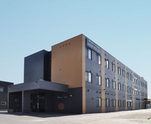 モダンな介護施設の建物