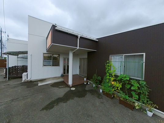 植木が並ぶ外観