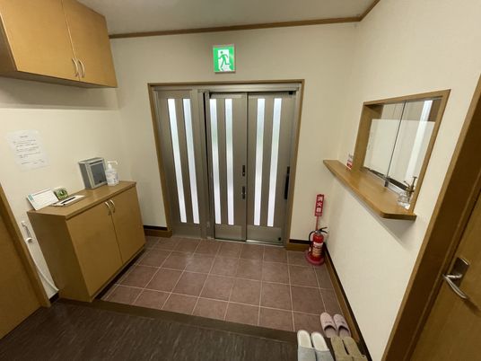 明るい出入口の廊下