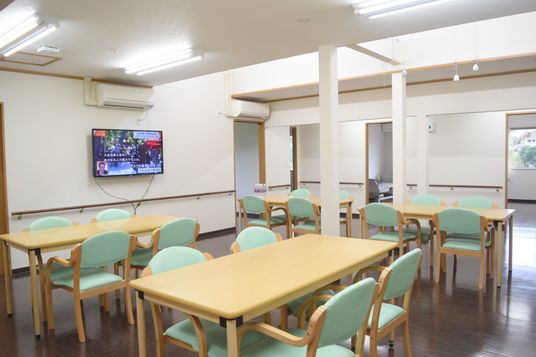 自然光が入る明るい部屋