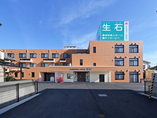 施設の正面外観  