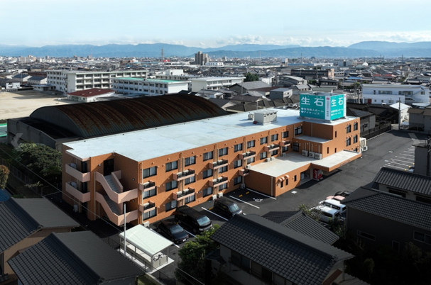 広がる建物の外観