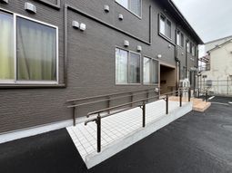 車椅子対応のスロープ付き外観