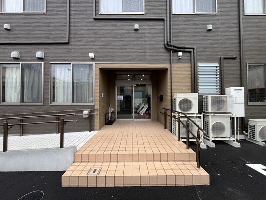 階段のある外観