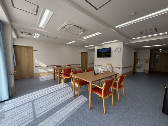 自然光が入るダイニングルーム ダイニングルーム 自然光がたっぷり注ぐ広々とした空間で、居心地の良い食事をお楽しみいただけます。
