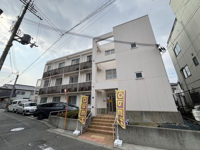 白い建物の外観