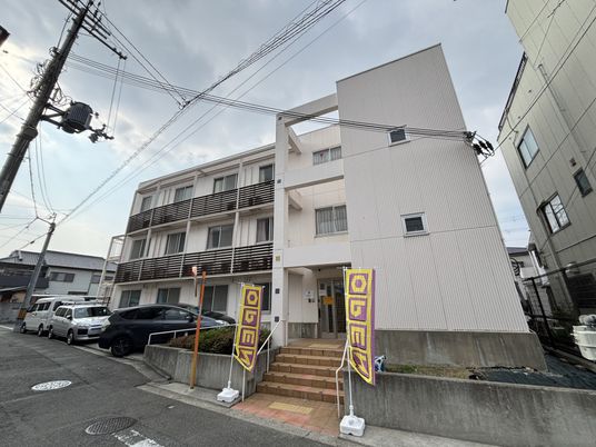 白い建物の外観