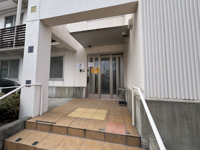 すっきりした入口のエントランス エントランス 幅広い出入口が備わり、バリアフリー設計で安心して通行できます。スロープも完備しています。