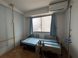 窓際のベッドがある居室