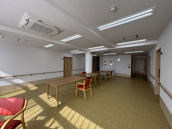 自然光の入る広々としたラウンジ