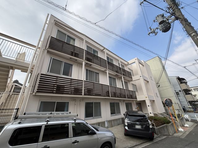快適な住まいの外観 外観 親しみやすい雰囲気の建物です。施設の前には十分な駐車スペースがあります。