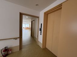 廊下とエレベーター