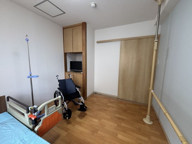 安らぎの居室 居室 広々とした居室は、明るい木目調の床と設備が整っており、快適な生活をサポートします。