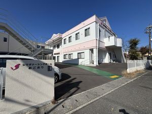 青空と建物の外観
