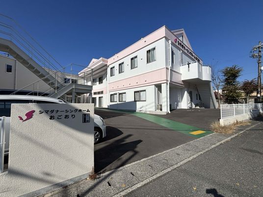 青空と建物の外観