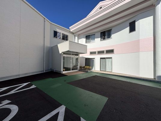 明るい建物の外観
