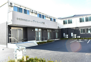 駐車場がある建物外観