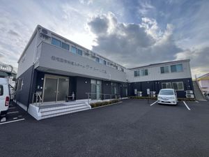 車が停まる建物外観