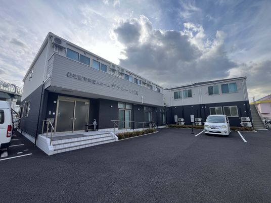 車が停まる建物外観