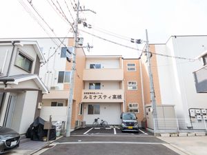落ち着いた雰囲気の建物外観