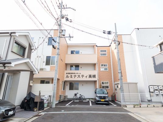 落ち着いた雰囲気の建物外観