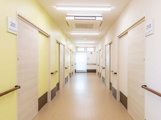 複数の部屋に連なる廊下