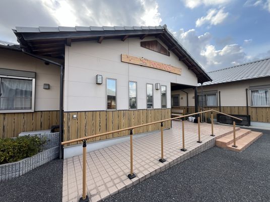 階段付きのエントランス
