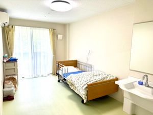 明るい居室のベッド配置  