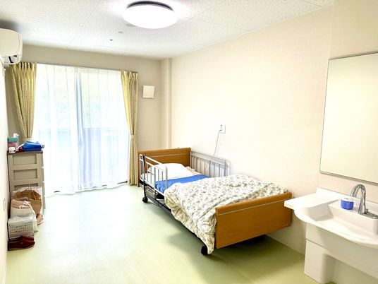 明るい居室のベッド配置  