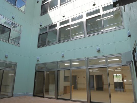中庭に面した建物外観  