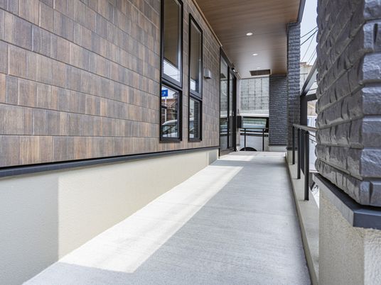 優しい日差しの廊下