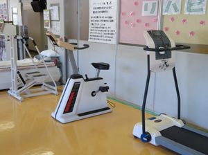 機能訓練室の運動機器  