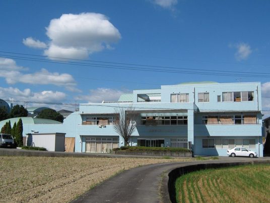 青い外観の建物  