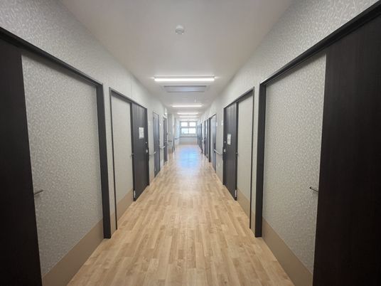 幅のある通路の廊下