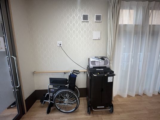 車椅子と機器の壁際
