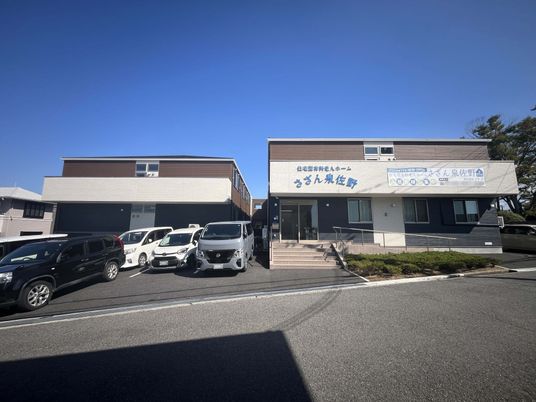 広い駐車場がある外観