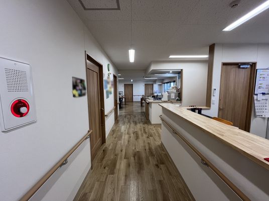 明るい木目調の廊下