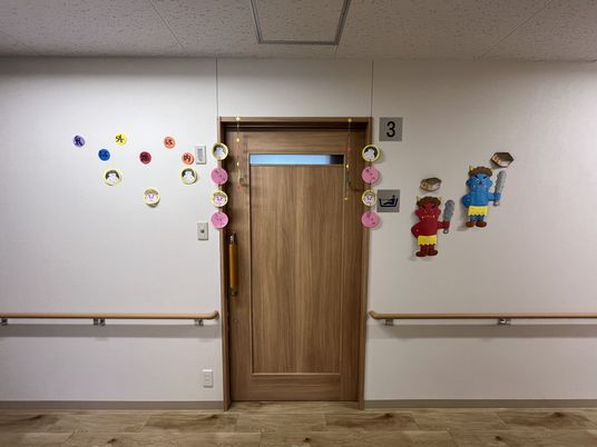 アートが飾られた壁の廊下