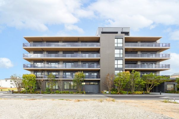 モダンな外観の建物