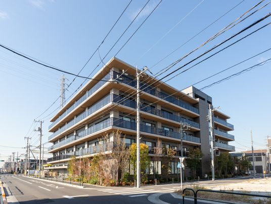 陽光溢れる建物外観
