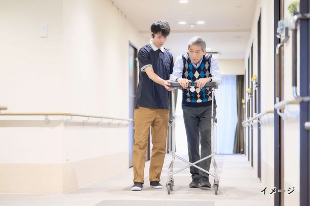 若者と高齢者の廊下