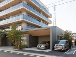 車が並ぶ建物の外観