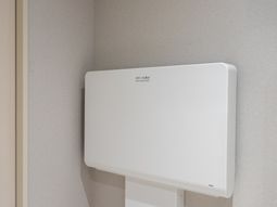 白い設備の壁面